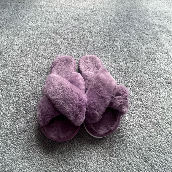 10 lavender fuzzy slippers - Picture 3 of 9
